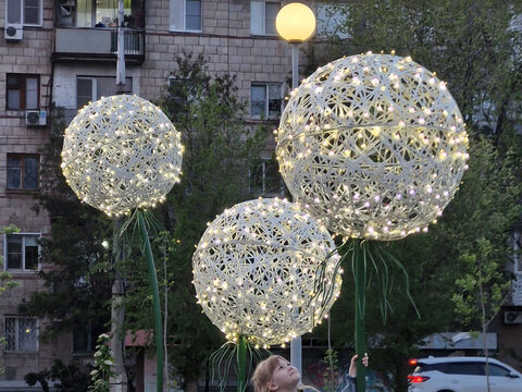 Световые одуванчики на опорах во дворе жилого квартала