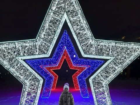 Световая арка в форме звезды в цветах российского флага
