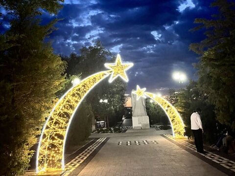Световые арки с золотыми звёздами над прогулочной аллеей